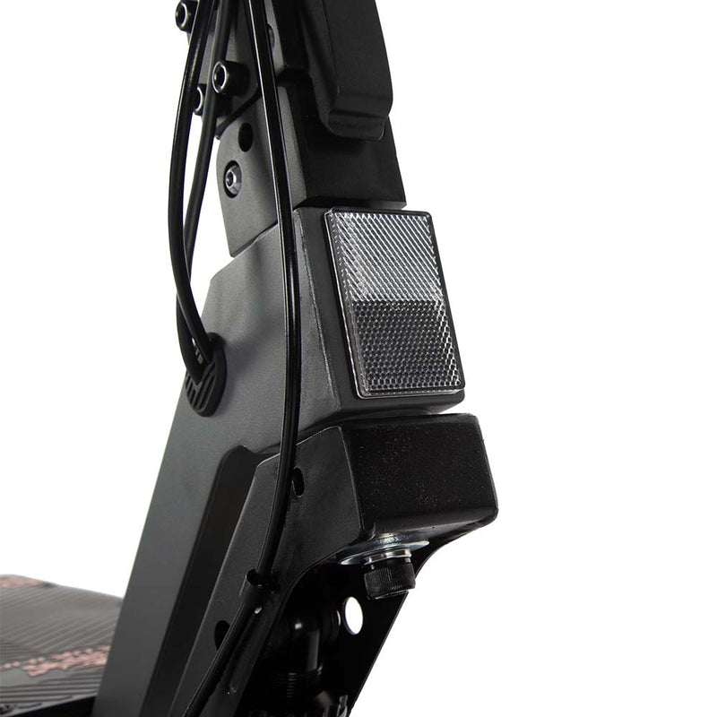 Załaduj obraz do przeglądarki galerii, Łatwość przenoszenia lekkiej i złożonej hulajnogi KuKirin G4 do metra lub autobusu