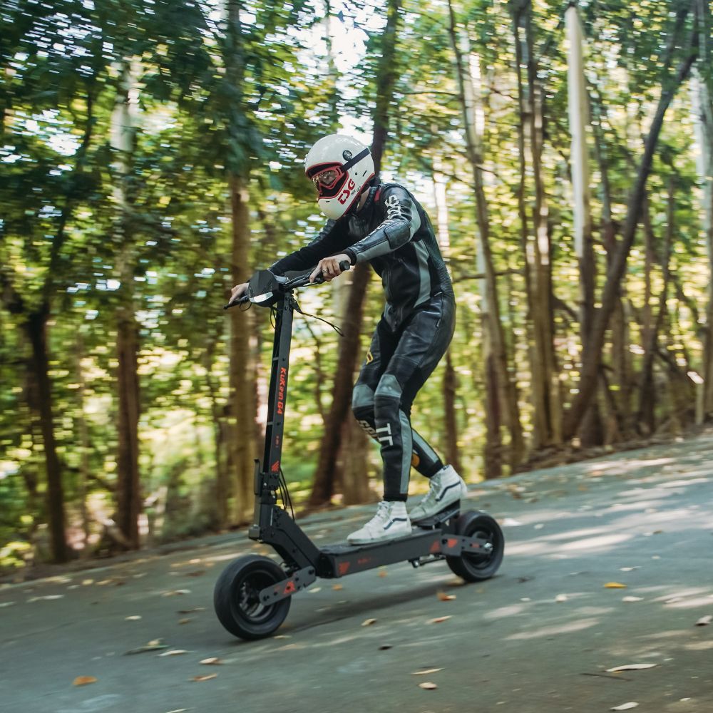 Hulajnoga KuKirin G4 na drodze, gotowa na dalekie wyprawy dzięki doskonałemu połączeniu mocy i zasięgu