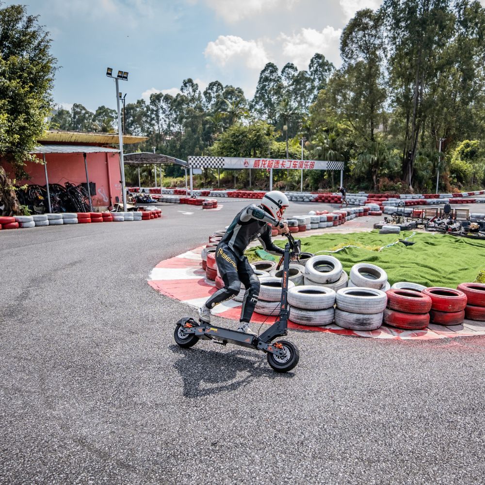 Mocna i dynamiczna hulajnoga elektryczna KuKirin G4, zaprojektowana dla wymagających użytkowników szukających wysokich osiągów