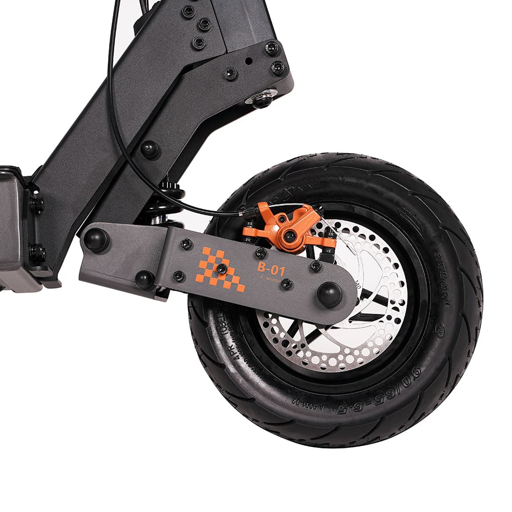 Opony bezdętkowe KuKirin G4 o głębokim bieźnie dla doskonałej przyczepności.