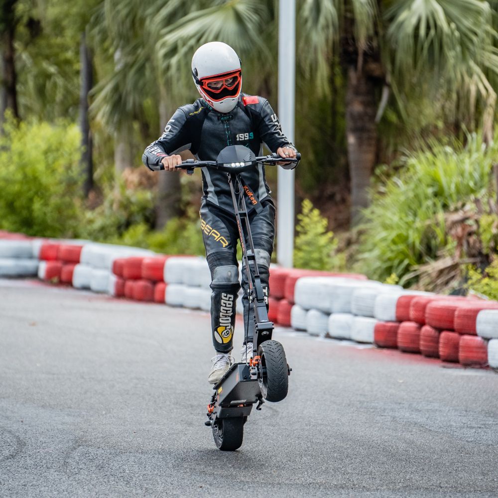 Osoba jadąca na hulajnodze elektrycznej KuKirin G4, demonstrująca jej moc i stabilność podczas jazdy miejskiej.
