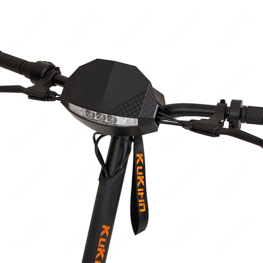 Przedni widelec hulajnogi KuKirin G2 z jasnymi światłami LED, wyświetlaczem i ergonomicznymi kierownicami dla bezpiecznej i komfortowej jazdy